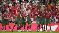 Pemain Portugal merayakan gol keempat timnya ke gawang Swiss yang dicetak oleh Raphael Guerreiro saat laga 16 besar Piala Dunia 2022 yang berlangsung di Lusail Stadium, Selasa (06/12/2022) waktu setempat. (AP/Pavel Golovkin)