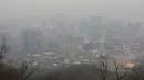 Suasana kota ditutupi dengan kabut tebal partikel debu halus di Seoul, Korea Selatan, Selasa (5/3). Kementerian Lingkungan Korea Selatan mengeluarkan langkah-langkah pengurangan debu halus darurat pada hari Selasa. (AP Photo/Ahn Young-joon)