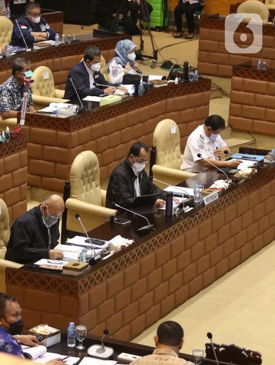 Menteri Perhubungan Budi Karya Sumadi menyimak rapat kerja dengan Komisi V DPR di Kompleks Parlemen, Senayan, Jakarta, Senin (25/1/2021). Rapat kerja tersebut membahas evaluasi pelaksanaan anggaran tahun 2020 serta program kerja Kementerian Perhubungan tahun 2021. (Liputan6.com/Angga Yuniar)