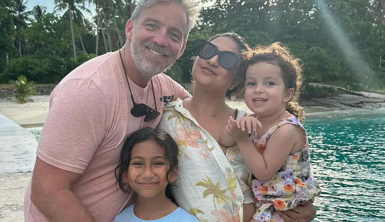 Sedangkan di layar lebar, ia terlibat dalam beberapa judul diantaranya Suami-suami Takut Istri The Movie, Pocong Kamar Sebelah, dan Rayuan Arwah Penasaran. [Instagram/raazharita]