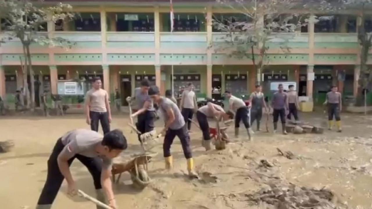 Polri Bersihkan Sekolah Terdampak Banjir di Aceh Tamiang, Proses Belajar Segera Normal