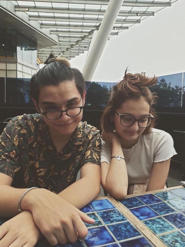 6 Potret Beda Gaya Pacaran Zoe dan Laura Jackson, Kakak Adik yang Curi Perhatian