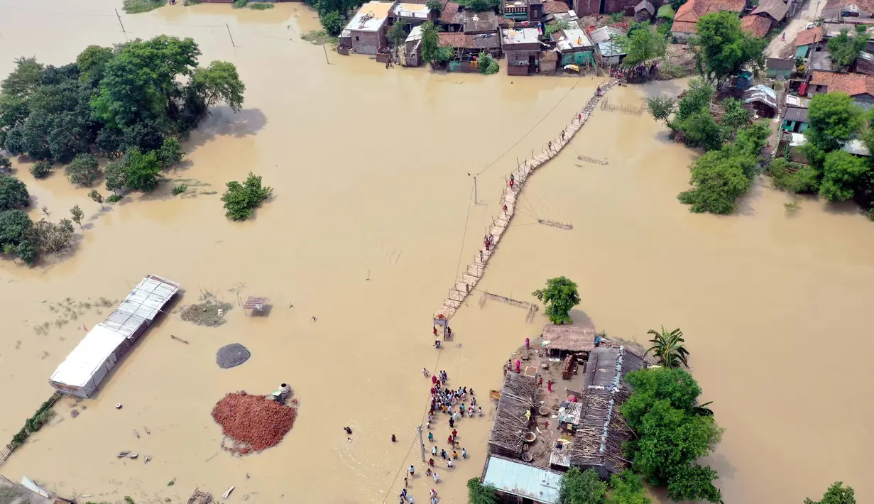 Pemandangan udara dari desa yang terdampak banjir di Distrik Darbhanga, Negara Bagian Bihar, India timur pada 26 Juli 2020. Sedikitnya 10 orang tewas dan hampir 1,5 juta orang terkena dampak akibat banjir di 11 distrik di Bihar, papar Departemen Manajemen Bencana Bihar. (Xinhua/Partha Sarkar)