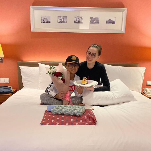 6 Potret Kebersamaan Christy Jusung dan Sang Putra, Penuh Kehangatan