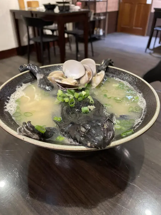 Ramen berisi katak yang belum dipotong dan belum dikupas dari restoran Taiwan Yuan Ramen.