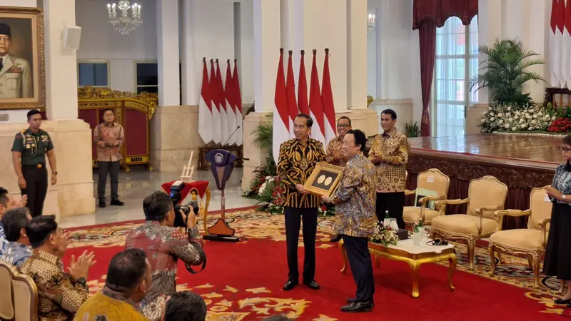 Presiden Joko Widodo atau Jokowi menerima penghargaan Agricola Medal dari Direktur Food and Agriculture Organization (FAO), Qu Dongyu di Istana Negara Jakarta, Jumat (30/8/2024).