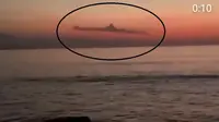 Video yang memperlihatkan penampakan awan yang disebut-sebut mirip kapal selam di Pantai Matahari Terbit, Sanur, Bali, viral di media sosial. (Liputan6.com/ @andrawan_ari)