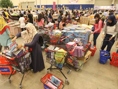 Pengunjung memadati pameran dan penjualan buku Big Bad Wolf di ICE BSD, Tangerang Selatan, Rabu (28/3). Pameran buku terbesar se-Asia Tenggara menyediakan 5,5 juta buku dengan potongan harga. (Liputan6.com/Fery Pradolo)