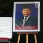 Foto almarhum Probosutedjo terpampang di luar rumah duka yang berada di Jalan Diponegoro, Jakarta, Senin (26/3). Probosutedjo meninggal dunia pada usia 87 tahun. (Liputan6.com/Arya Manggala)