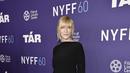 Cate Blanchett berpose saat menghadiri pemutaran perdana film "Tár" selama Festival Film New York ke-60 di Alice Tully Hall di New York pada Senin, 3 Oktober 2022. Cate Blanchett  tampil dengan rambut pirangnya dalam sanggul bergaya bohemian, dengan poni dan beberapa bagian depan membingkai wajahnya. (Photo by Evan Agostini/Invision/AP)