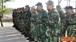 Citizen6, Surabaya: Denintel Pasmar-1 melaksanakan program latihan Triwulan-III tahun 2012 diantaranya Menembak Pistol dan Gerak jalan yang dilaksanakan  di daerah Karang Pilang dan sekitarnya, Senin (24/9). (Pengirim: Budi Abdillah)