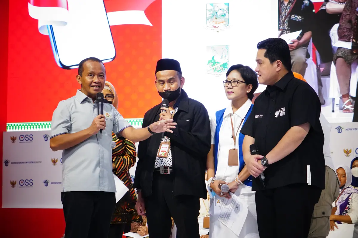 Menteri Investasi/Kepala BKPM Bahlil Lahadalia memberikan NIB kepada 550 pelaku UMK perseorangan dari wilayah Jakarta Pusat dan Jakarta Selatan. Pemberian NIB juga disaksikan oleh Menteri Badan Usaha Milik Negara (BUMN) Erick Thohir.