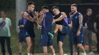 Lautaro Martinez, Marcos Acuna dan Alexis Mac Allister bercanda latihan timnas Argentina jelang lanjutan Piala Dunia Grup C matchday ketiga melawan Polandia, di Doha, Qatar, Selasa (29/11/2022). Argentina diyakini masih akan mempercayakan posisi striker kepada Lautaro Martinez dan disokong oleh Messi. (AP Photo/Jorge Saenz)
