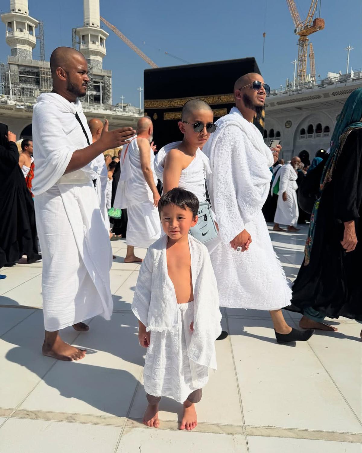 Potret Hanung Bramantyo dan Zaskia Adya Mecca Ajak Anak Umroh