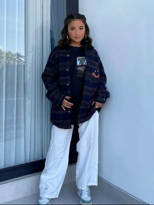 <p>Layering kemeja adalah salah satu fashion style yang oke jika kamu ingin tampil casual namun tetap tegas. (instagram/jennifercoppenreal20)</p>