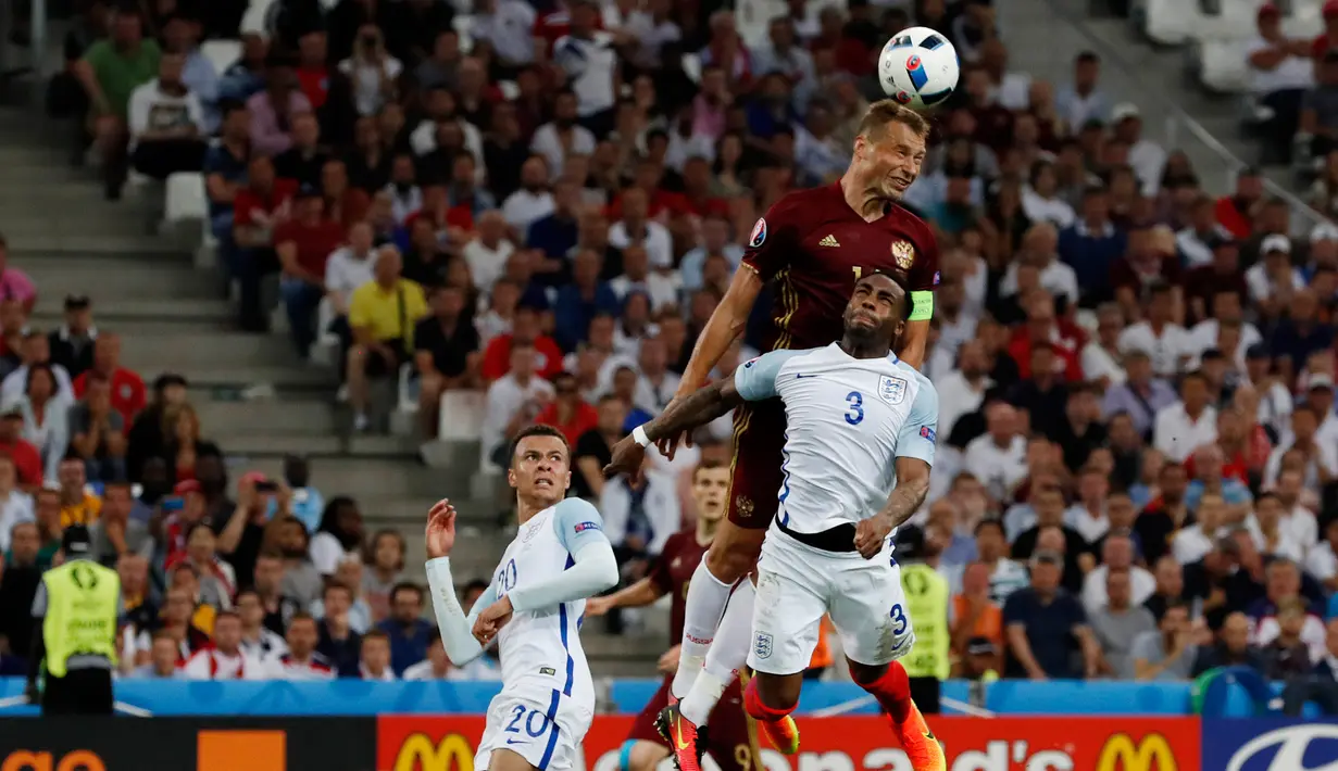 Perlawanan sengit Rusia berhasil meredam dominasi Inggris di Stade Velodrome, Marseille, Prancis (12/6). Rusia menyamakan kedudukan di menit 90+2 lewat sentuhan Vasili Berezutski. (Reuters/ Yves Herman)