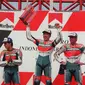 Pebalap Repsol Honda asal Jepang Tadayuki Okada (tengah) mengangkat trofi dengan pebalap Repsol Honda asal Australia Mick Doohan (kanan) dan pebalap Repsol Honda asal Spanyol Alex Criville (kiri) pada World Championship Marlboro Indonesian Grand Prix di Sirkuit Sentul, 28 September 1997. (STR/AFP)