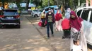 <p>Pengunjung tiba di kawasan Taman Mini Indonesia Indah (TMII) di Jakarta, Kamis (5/5/2022). Pengelola TMII membatasi jumlah pengunjung maksimal 15 ribu orang pada libur Lebaran karena kawasan tersebut masih dalam tahap revitalisasi untuk persiapan G20. (Liputan6.com/Herman Zakharia)</p>