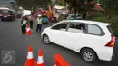 Petugas kepolisian mengatur arus lalu lintas di Simpang Nagreg, Jawa Barat, Sabtu (2/7). Polisi memberlakukan sistem rekayasa lalu lintas untuk menghindari kemacetan yang menuju ke Garut dan Tasik. (Liputan6.com/Immanuel Antonius)