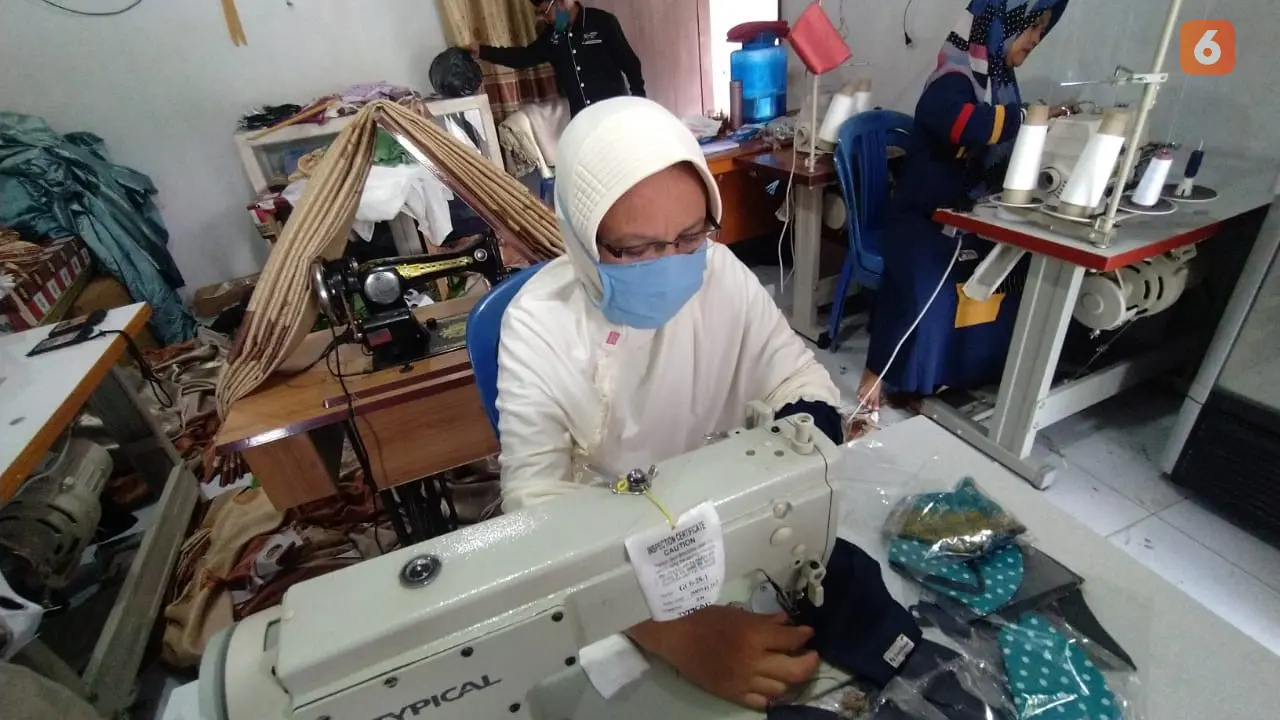 Pengusaha tailor saat memenuhi pesanan jelang hari raya idul fitri (Arfandi Ibrahim/Liputan6.com)