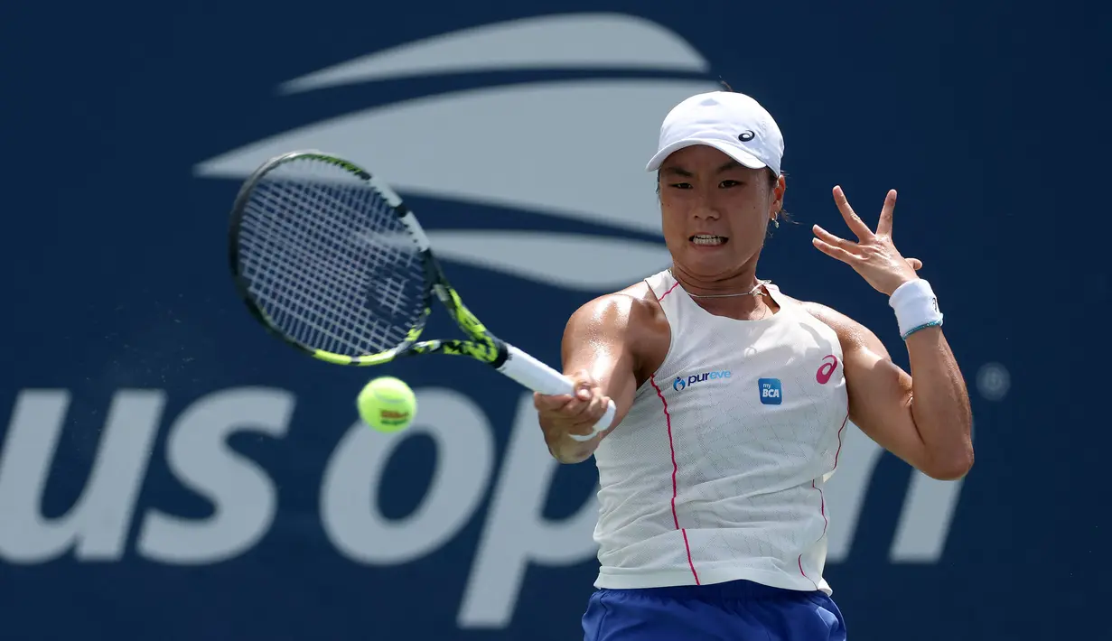 Peteni tunggal putri Indonesia, Janice Tjen sebelumnya tampil mengejutkan dengan menyingkirkan petenis peringkat ke-26 dunia, Veronika Kudermetova dalam laga putaran pertama ajang grand slam US Open 2025, Senin (25/8) dini hari WIB. (AFP/Getty Images/Matthew Stockman)