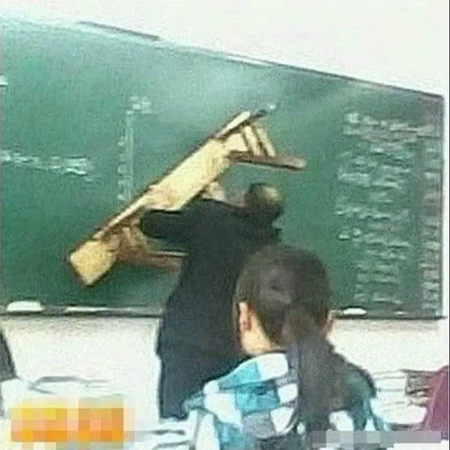 6 Potret Pengganti Alat Tulis yang Dipakai Guru Nulis di Papan Ini Bikin Tepuk Jidat