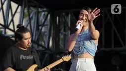 Christie tampil menyemarakkan salah satu panggung musik KapanLagi Buka Bareng BRI Festival 2024. (Liputan6.com/Herman Zakharia)