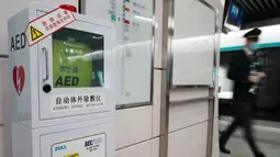 Sebuah automated external defibrillator (AED) terlihat di Stasiun Kereta Bawah Tanah Xidan di Beijing, China, 27 Oktober 2020. Beijing pada Selasa (27/10) mulai melengkapi sistem transportasi berbasis relnya dengan AED. (Xinhua/Zhang Chenlin)
