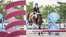 Atlet berkuda tim Djiugo, Natasya Indah Wijaya beraksi pada nomor Show Jumping 50-70 cm saat ajang Solidarity Equestrian Challange 2022 yang berlangsung di Jakarta International Equestrian Park, Jakarta Timur, Minggu (30/01/2022). (Bola.com/Bagaskara Lazuardi)