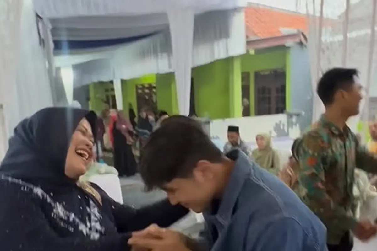 Potret Jirayut pertama kali datang ke kondangan di Indonesia (Sumber: Instagram/jirayutdaa4official)