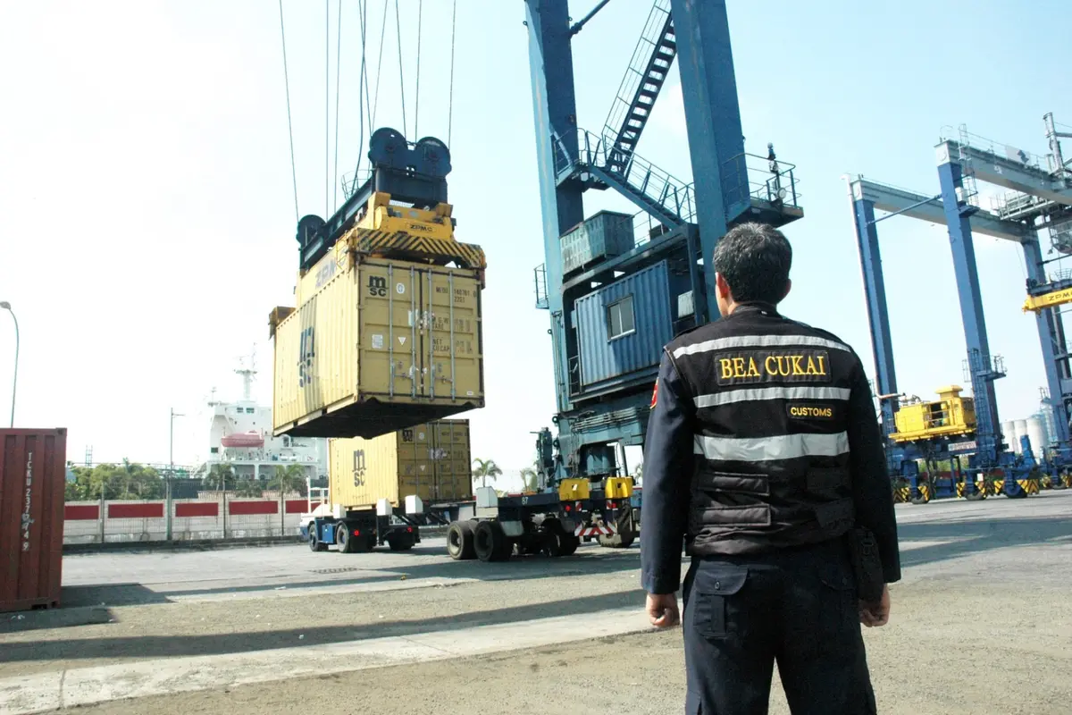 Petugas Bea Cukai tengah melakukan pemantauan di Terminal Bongkar Muat . (Istimewa)
