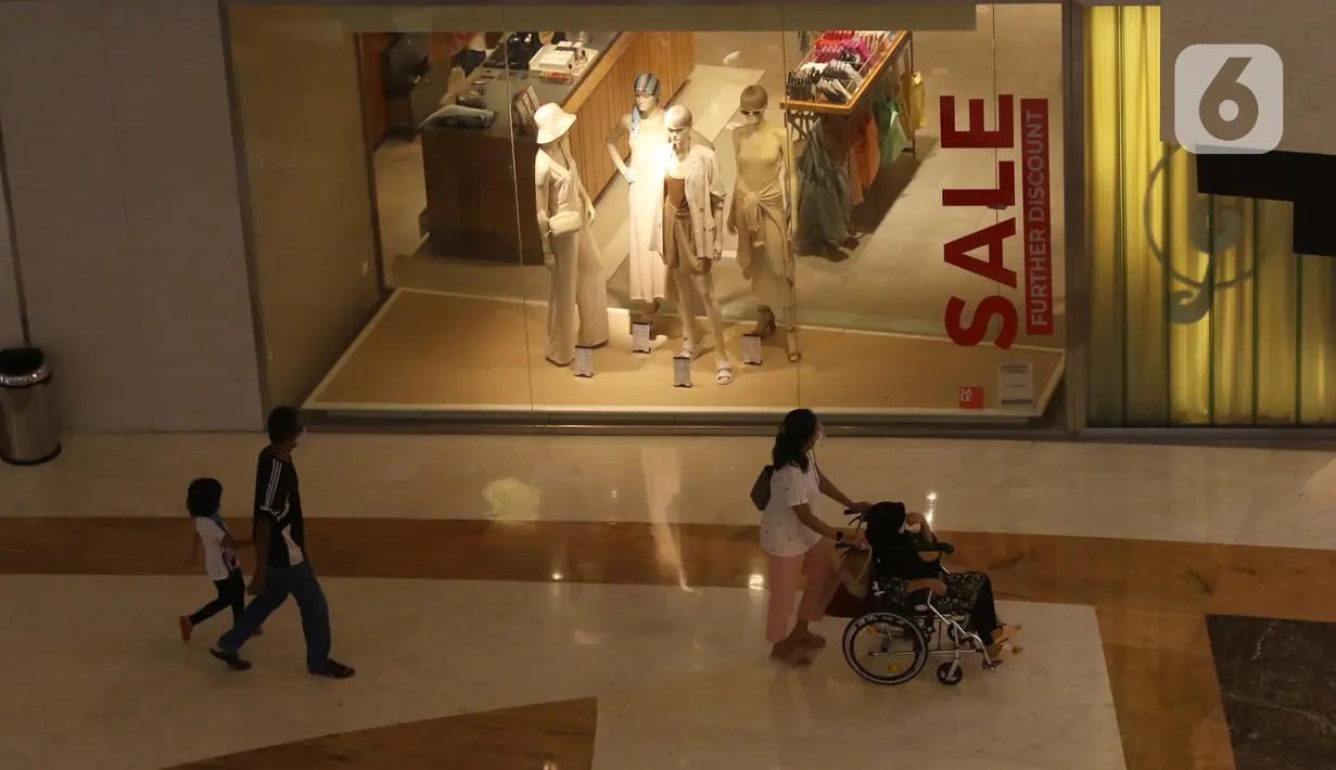 Pengunjung melintas di dalam Lippo Mall Kemang, Jakarta, Jumat (2/7/2021). Penutupan operasional gedung pusat perbelanjaan sebagai langkah pembatasan kegiatan masyarakat dalam upaya Pemerintah menekan angka penyebaran Covid-19. (Liputan6.com/Angga Yuniar)