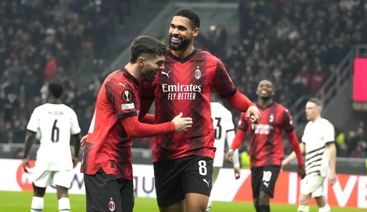 Pemain AC Milan, Ruben Loftus-Cheek, melakukan selebrasi setelah mencetak gol ke gawang Rennes dalam duel leg pertama play-off fase gugur Liga Europa 2023/2024 di Stadion San Siro, Jumat (16/2/2024). (AP Photo/Antonio Calanni)