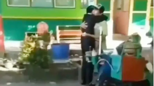 Viral Video Cowok Lulus Sidang Skripsi