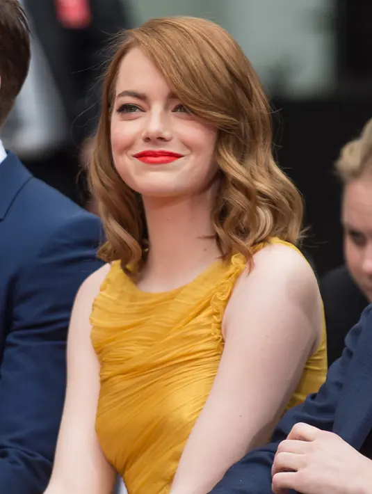 Artis cantik Emma Stone sering mengunjungi studio yoga sekitar 2 kali dalam seminggu. Salah satu pemain  film The Amazing Spiderman itu mengaku punya cara khusus dalam merawat kulit dengan melakukan olahraga yoga. (Emma McIntyre/Getty Images/AFP)