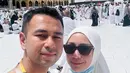 Nagita Slavina juga mengenakan hijab syar’i warna putih dan kacamata hitam untuk melindungi matanya dari terik sinar matahari.  [@raffinagita1717/@syahnazs].