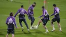 Penyerang Real Madrid Karim Benzema (tengah) mengontrol bola saat sesi latihan bersama rekan satu timnya, di stadion Al Nassr, di Riyadh, Arab Saudi, Selasa (10/1/2023). Real Madrid akan menghadapi Valencia di King Fahd International Stadium pada semifinal Piala Super Spanyol, Kamis, 12 Januari 2023, dini hari WIB. (AP Photo/Hussein Malla)