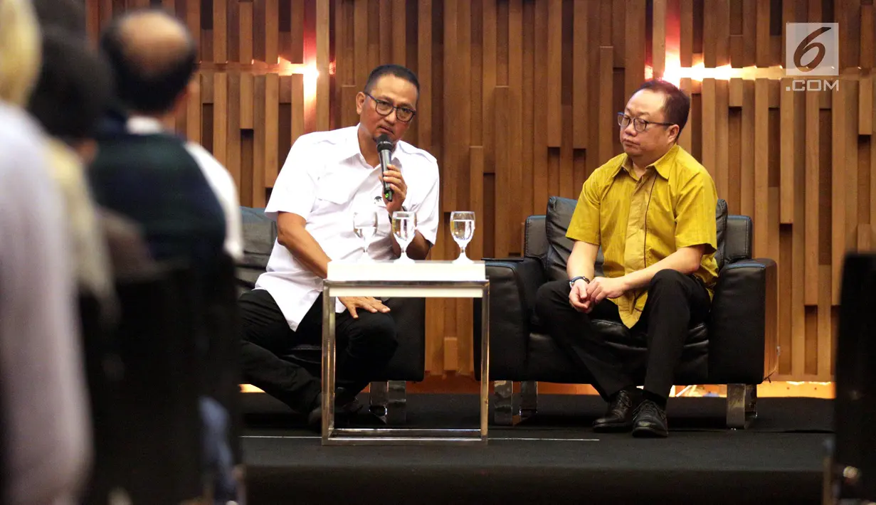 Dirjen Aplikasi Informatika Kemkominfo, Samuel A. Pangerapan (kiri) memberi pemaparan saat menjadi narasumber dalam seminar di SCTV Tower, Jakarta, Senin (13/11). (Liputan6.com/Faizal Fanani)