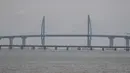 Pemandangan Jembatan Hong Kong-Zhuhai-Makau (HKZM) di Zhuha (22/10). Jembatan laut terpanjang di dunia yang menghubungkan Hong Kong, Makau, dan daratan Cina ini akan dibuka untuk lalu lintas pada 24 Oktober 2018. (AFP Photo/Fred Dufour)