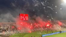 Suporter Bali United di tribun utara Stadion Kapten I Wayan Dipta saat menyalakan kembang api dan flare dalam pekan ke-33 BRI Super League 2025/2026 menghadapi Bhayangkara Presisi Lampung FC. (Alit Binawan/Bola.com)