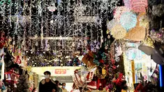 Seorang pria berjalan melewati toko yang menjual dekorasi Natal di sebuah pasar di Taipei, Taiwan (8/12/2021). Jelang Natal, warga Taipe yang merayakannya mulai berburu dekorasi dan pernak-pernik, dengan tujuan mempercantik rumah mereka saat perayaan 25 Desember 2021. mendatang. (AFP/Sam Yeh)