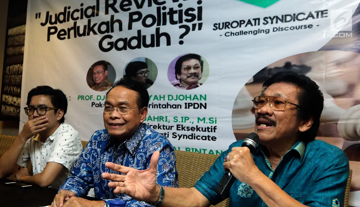 Politisi Partai Golkar Zainal Bintang menjadi pembicara diskusi 'Judicial Review : Perlukah Politisi Gaduh ?', Jakarta, (30/7). Diskusi membahas Judicial Review yang diajukan ke MK tentang masa jabatan Presiden dan Wapres. (Liputan6.com/Johan Tallo)