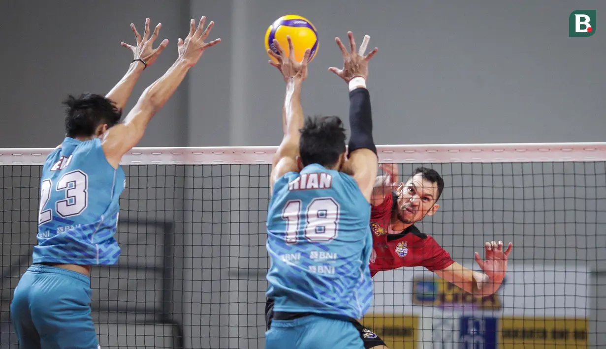 Mereka mampu memimpin dengan skor cukup jauh 13-9 sebelum memperlebarnya menjadi 16-10 saat technical timeout berkat spike Leandro Martins da Silva. (Bola.com/Bagaskara Lazuardi)