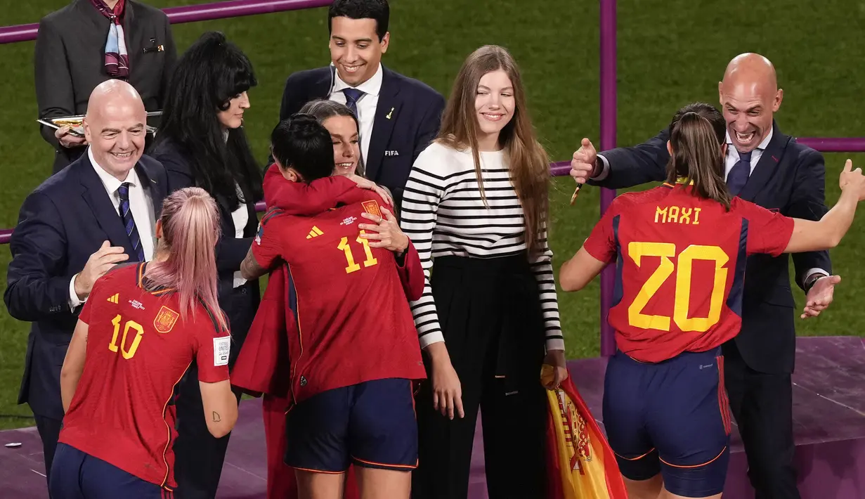 Gelandang Timnas Wanita Spanyol, Jennifer Hermoso (tengah) berpelukan dengan Ratu Letizia saat prosesi pengalungan medali dalam perayaan kemenangan Timnas Spanyol atas Inggris pada laga final Piala Dunia Wanita 2023 di Australia Stadium, Sydney (20/8/2023). (AP Photo/Mark Baker)