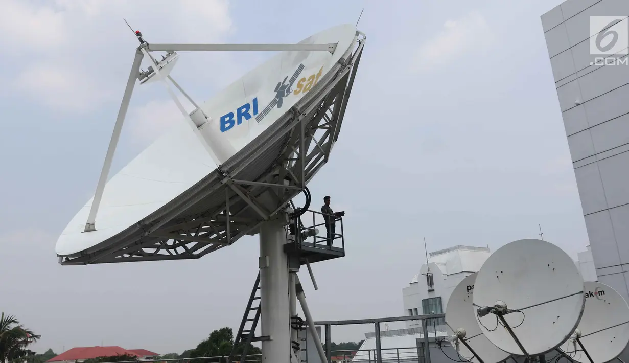 Pekerja melakukan perawatan berkala pada parabola milik BRI Sat di Primary Satelite Control Fasilities, Jakarta, Kamis (31/8). Hal tersebut dikarenakan Bank BRI telah mengandalkan jaringan satelit milik Bank BRI yakni BRIsat. (Liputan6.com/Angga Yuniar)