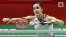 Pebulu tangkis tunggal Spanyol, Carolina Marin mengembalikan kok ke arah An Se Young dari Korea Selatan pada laga final Indonesia Masters 2023 di Istora Senayan, Jakarta, Minggu (29/1/2023). An Se Young berhasil menjadi juara di nomor tunggal putri Indonesia Masters 2023 usai mengalahkan Carolina Marin di final dengan skor 18-21, 21-18, dan 21-13. (Liputan6.com/Herman Zakharia)