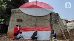 Warga membuat layang-layang merah putih setinggi enam meter di Kawasan Peninggilan, Tangerang, Senin (10/8/2020). Layang-layang merah putih tersebut dibuat untuk memeriahkan HUT Ke-75 Kemerdekaan Republik Indonesia. (Liputan6.com/Angga Yuniar)