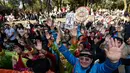 Ratusan orang ambil bagian dalam upaya memecahkan rekor dunia "Guinness World Record" dengan jumlah terbesar orang mengenakan pakaian dan bergaya seperti  The Beatles di sebuah taman di Mexico City, Meksiko 28 November 2015. (AFP PHOTO/ALFREDO ESTRELLA)