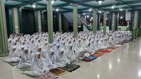 Ratusan santri dan kiai dari kumpulan pondok pesantren se-Jombang, Jawa Timur (Jatim), menggelar salat gaib dan doa bersama untuk keselamatan bangsa (Istimewa)