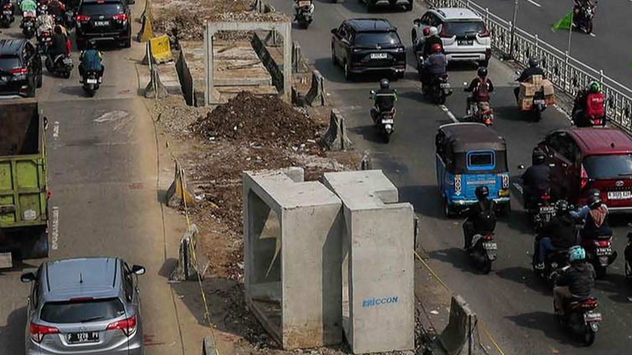FOTO: Bikin Macet, Proyek Drainase Sepanjang 2.400 Meter di Jakarta Selatan Ditargetkan Tuntas November 2023